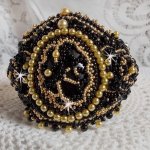 Bracelet Cléopâtra manchette  brodé avec un onyx noir, des Cristaux de Swarovski et des rocailles